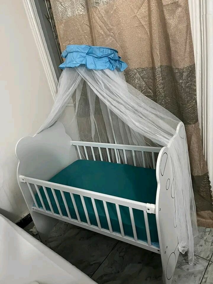 Lit bébé avec moustiquaire