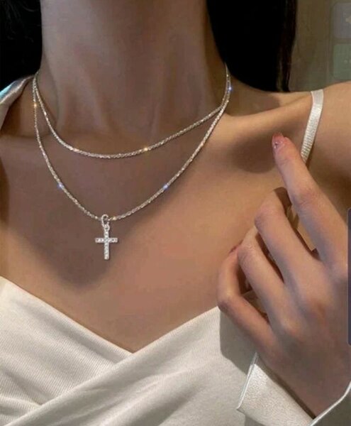 Collier croix élégant en argent