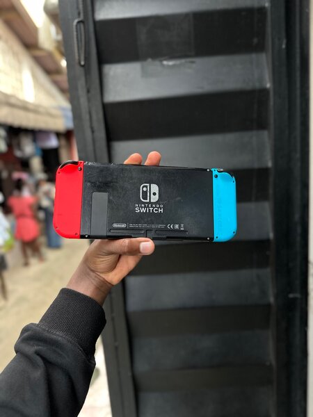 Nitendo switch avec 30 jeux vendu en magasin.