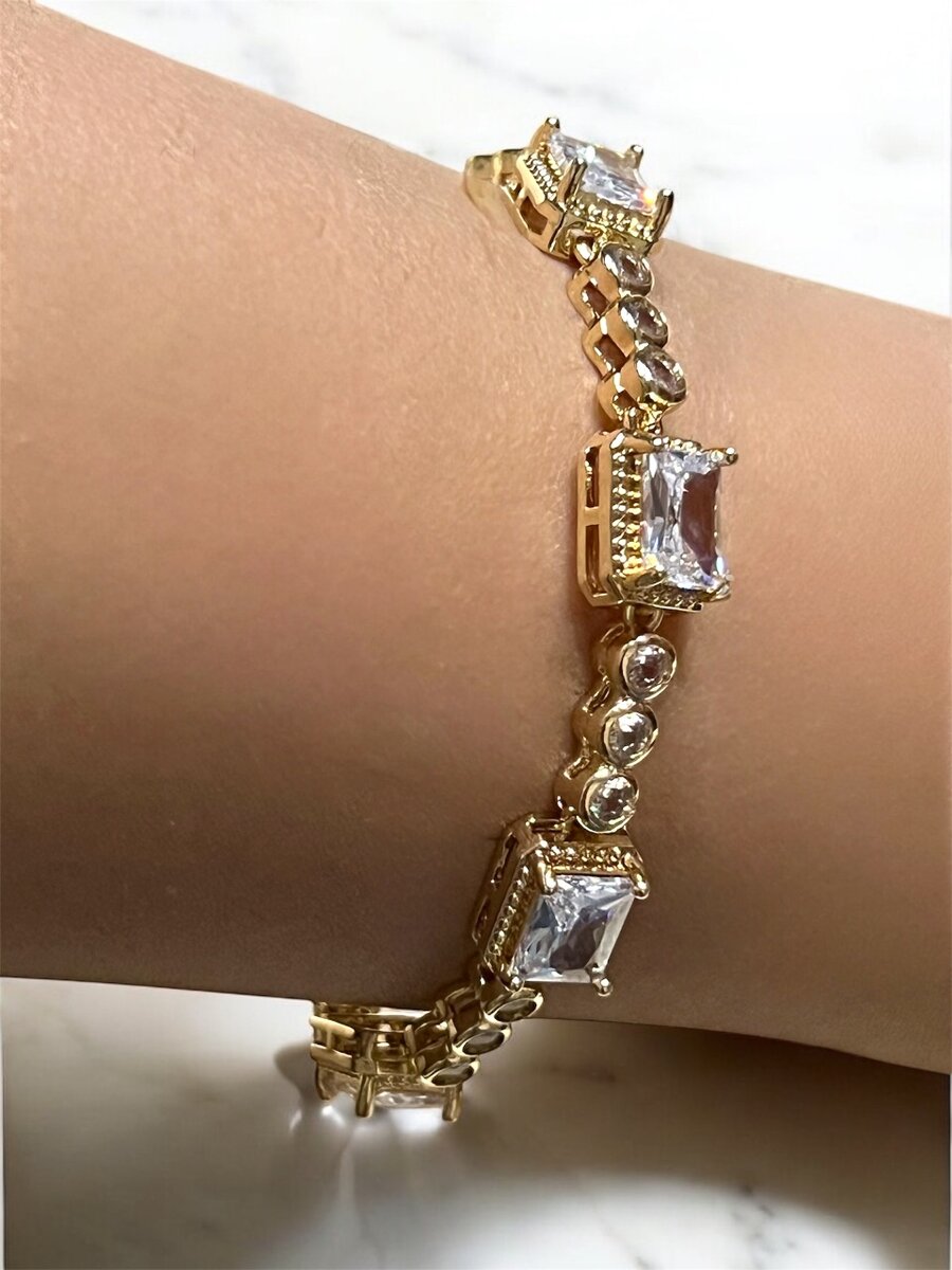 Zircon stone bracelet with gold chain.