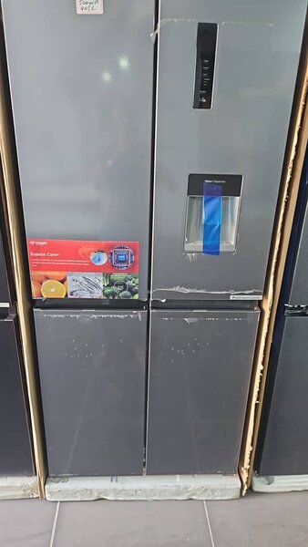 Réfrigérateur moderne avec distributeur