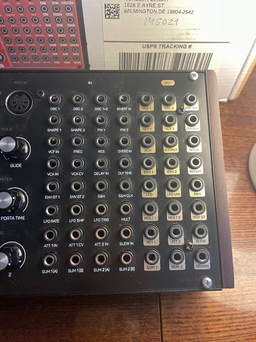 Полумодульный синтезатор Behringer Neutron