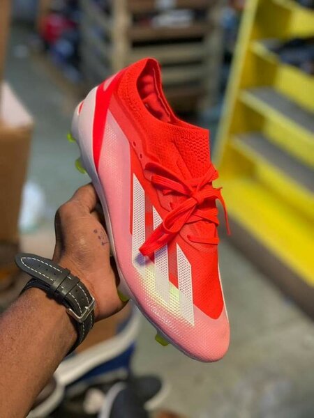 Paire de chaussure pour le foot et autre