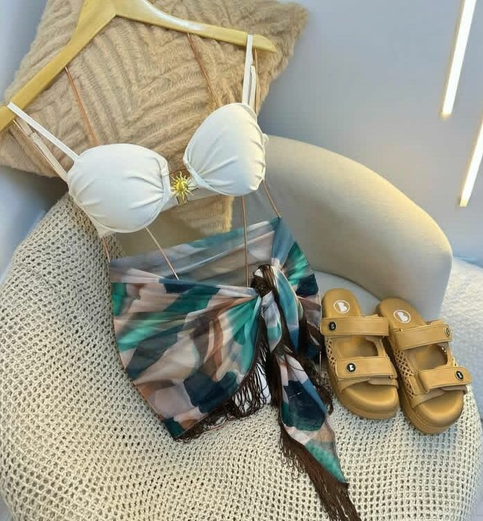 Bikini élégant avec paréo