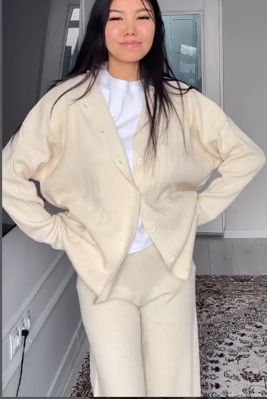 Трикотажная двойка бежевого цвета. 