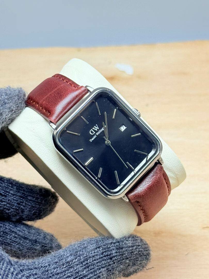 Montre élégante en cuir marron