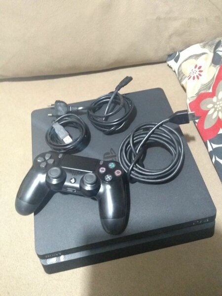 PLAYSTATION 4 (PS4)