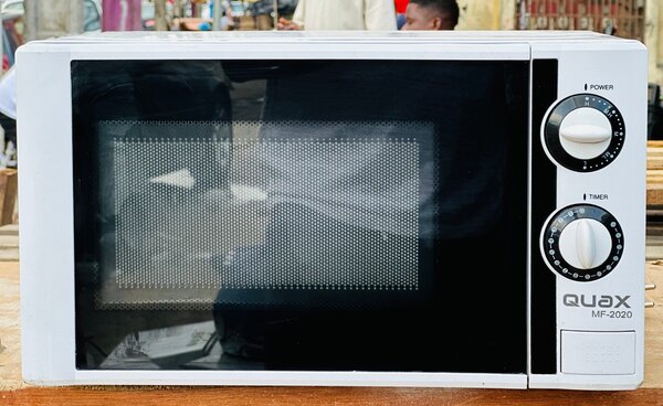 Four à micro-ondes compact