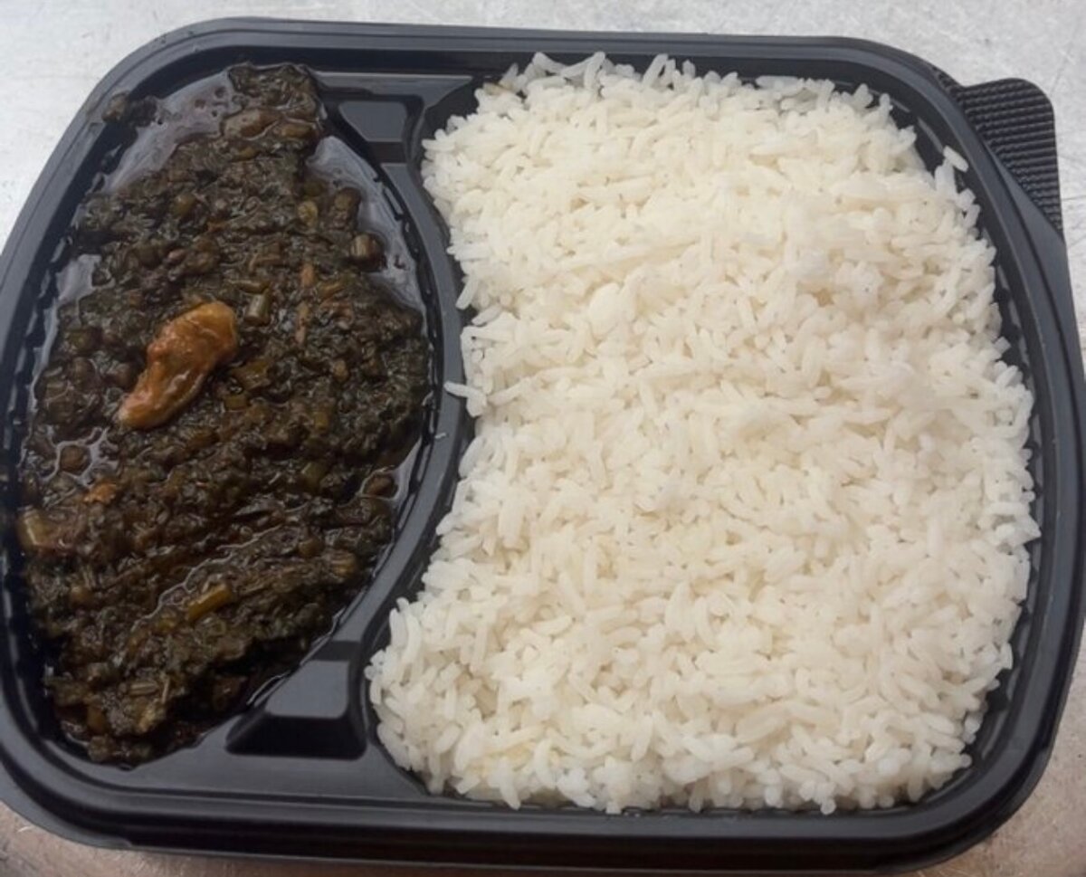 Repas de riz et sauce