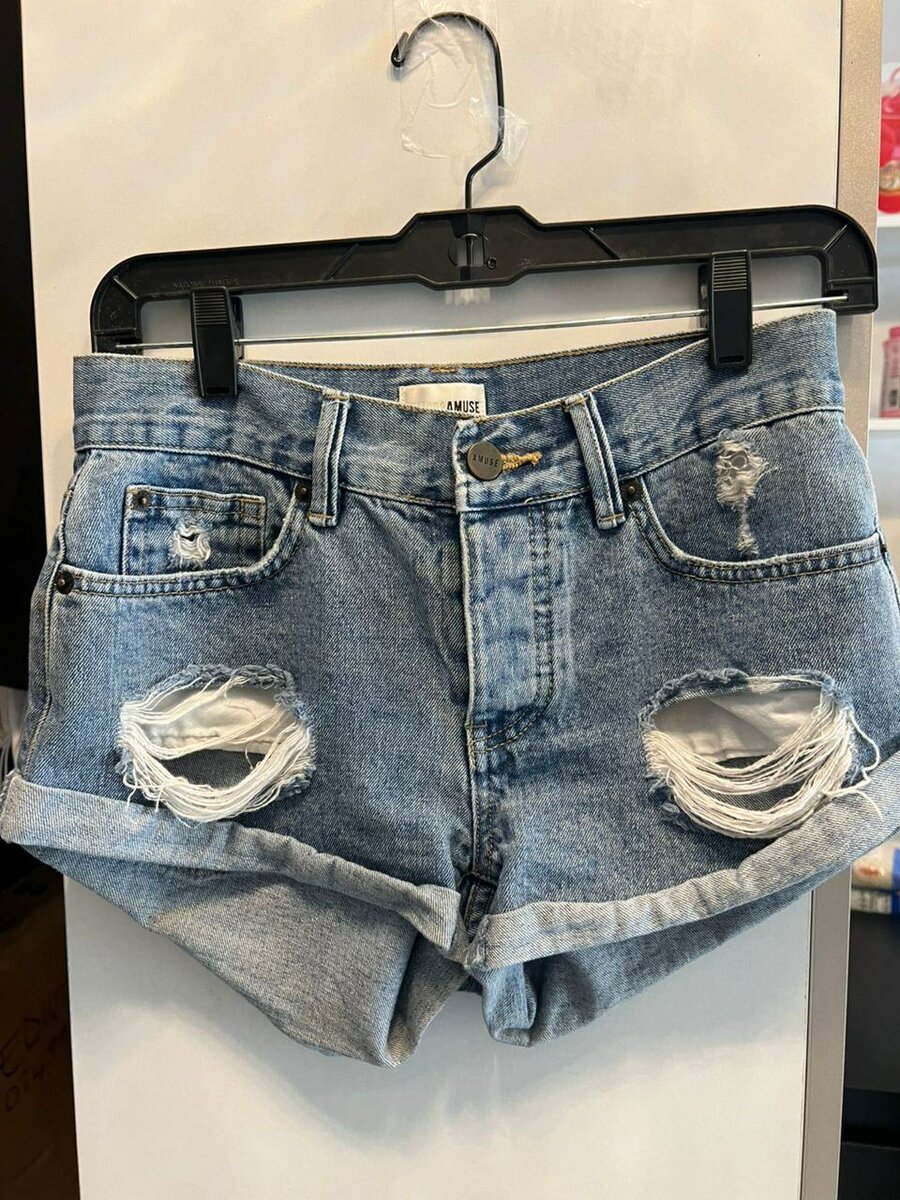 Shorts en jean déchiré tendance
