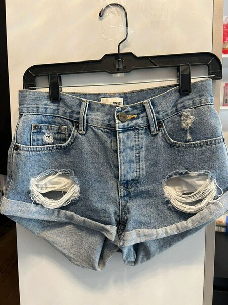 Shorts en jean déchiré tendance