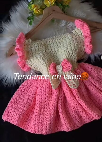 Robe Bébé en Laine Élégante