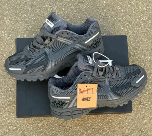 Baskets de course Nike grises