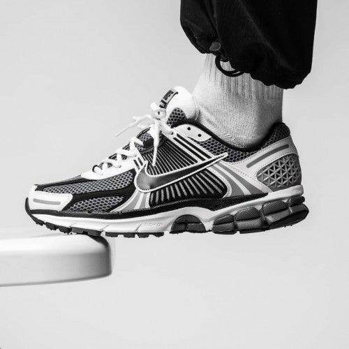 Baskets sport noires et blanches