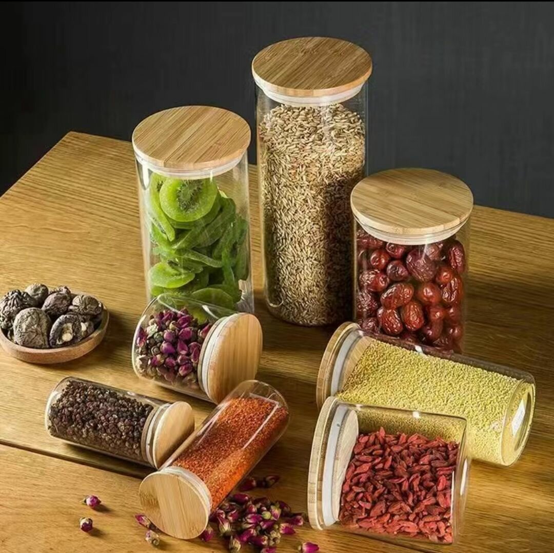 Стеклянные банки для хранения продуктов.
