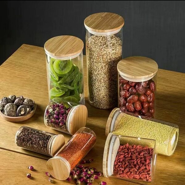 Стеклянные банки для хранения продуктов.