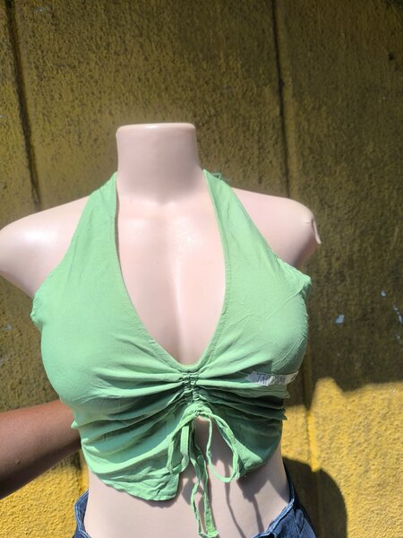 Haut dos nu vert femme