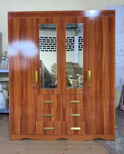 Armoire en bois avec miroirs