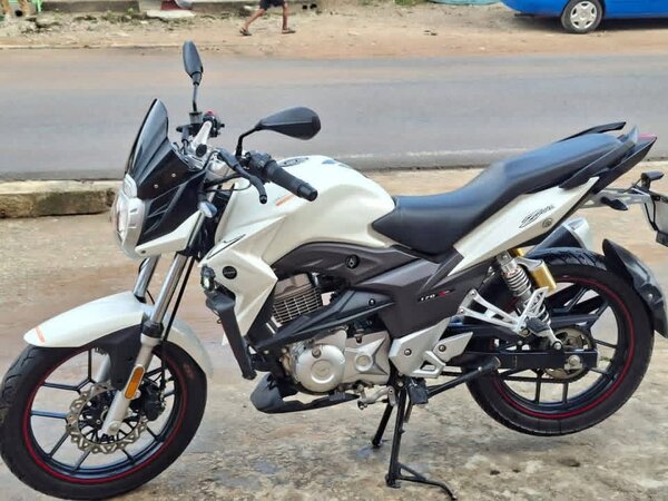 Moto sportive puissante