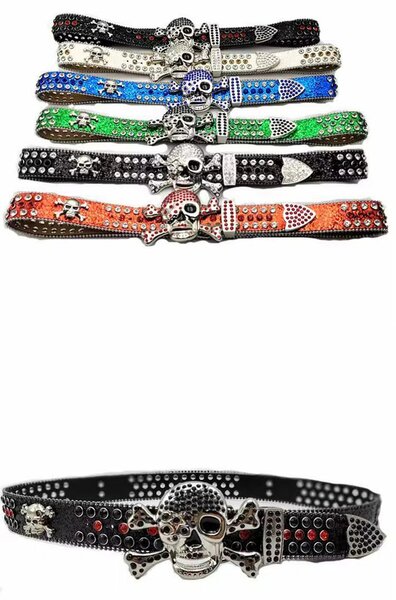 Ceinture en cuir cloutée tête de mort