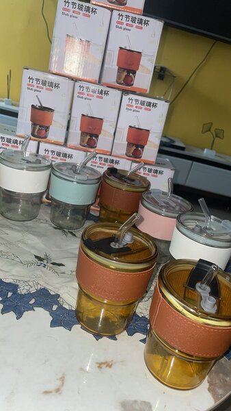 Gobelet en verre avec paille