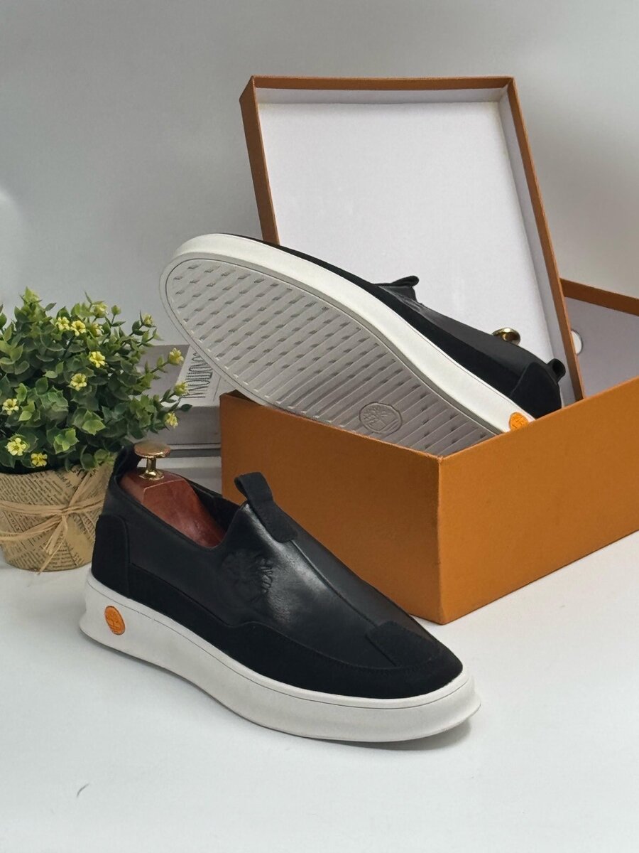 TIMBERLAND BLACK AND WHITE