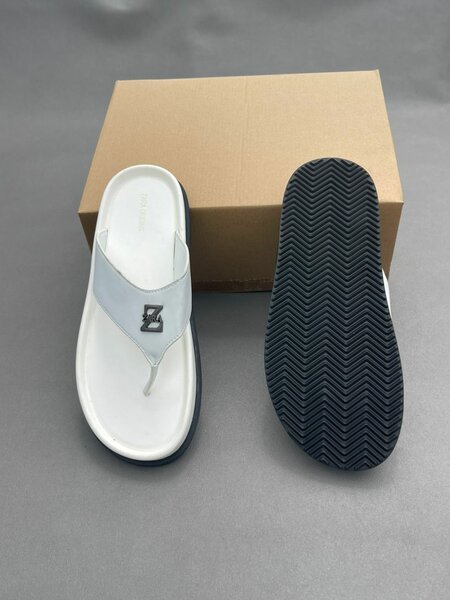 Tongs élégants en cuir blanc