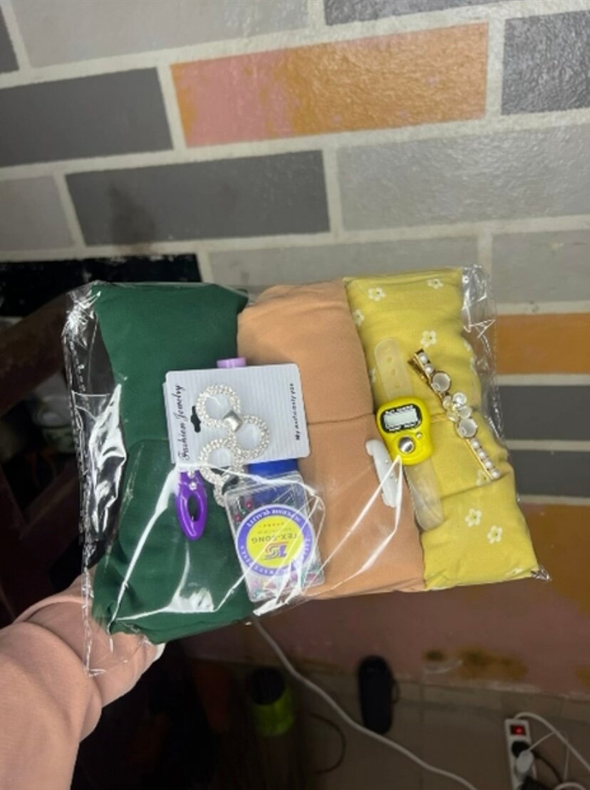 Lot de châles colorés avec accessoires