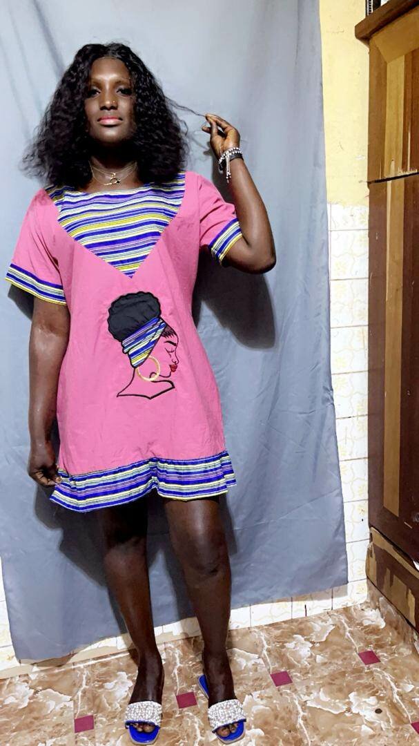 Mini robe de femmes avec broderie personnages