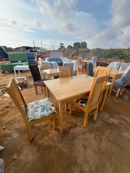 Ensemble Table et Chaises en Bois