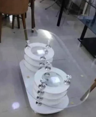 Table basse ovale en verre avec pieds blancs