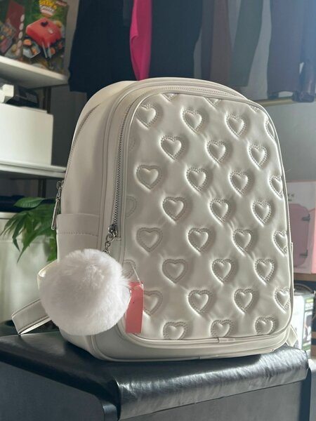 Sac à dos blanc avec cœurs