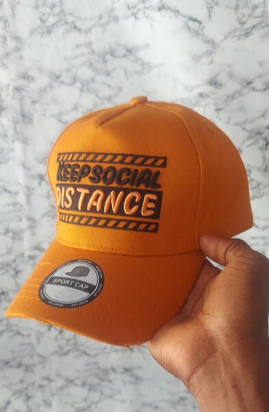 Casquette orange "Keep Distance"