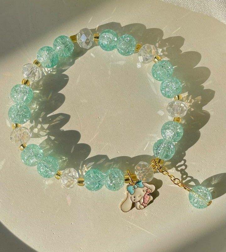 Bracelets colorés et charmants