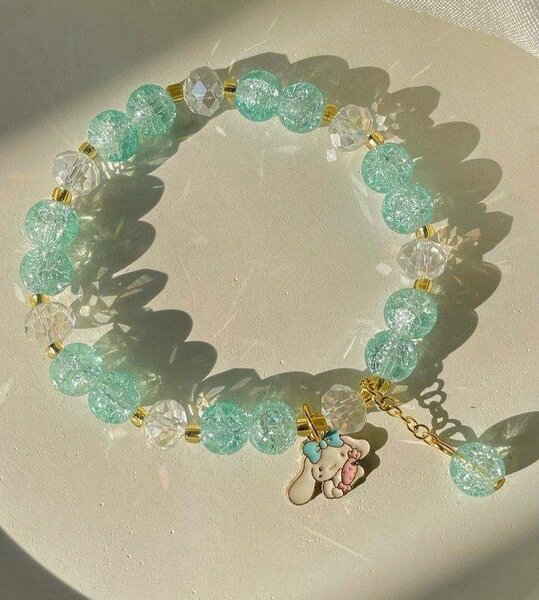 Bracelets colorés et charmants