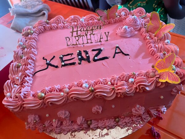 Gâteau d'Anniversaire Rose Élégant