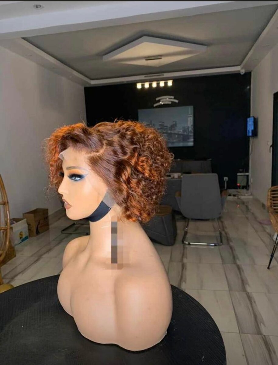 Perruque bouclée courte naturelle