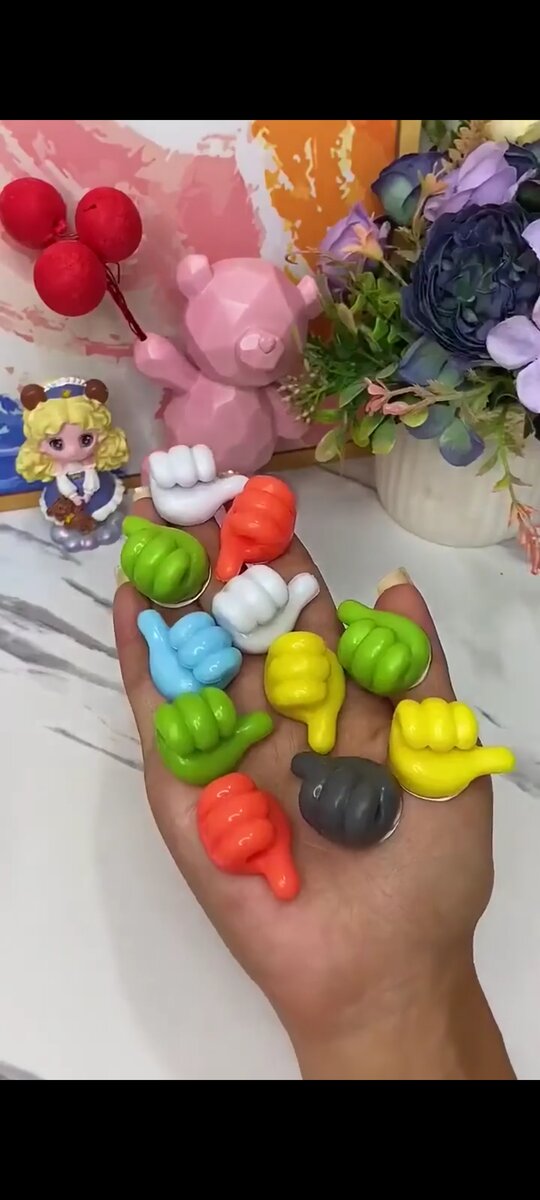 Clip câble coloré en forme de main