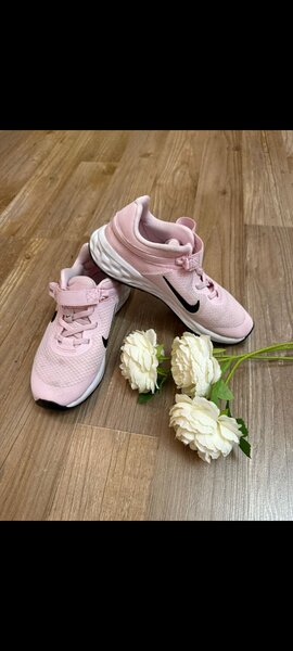 Кроссовки Nike для девочки 7-8лет . Одевали всего пару раз.