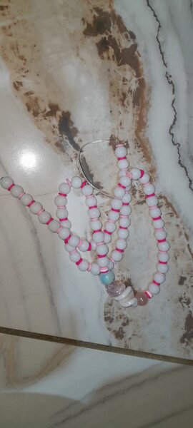 Colliers en perles multicolores