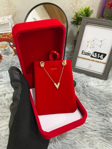 Collier et Boucles Femme Élégants