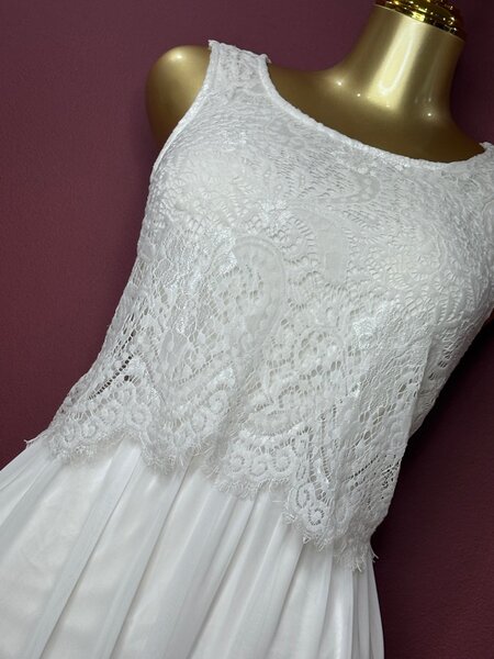 Robe longue en dentelle blanche