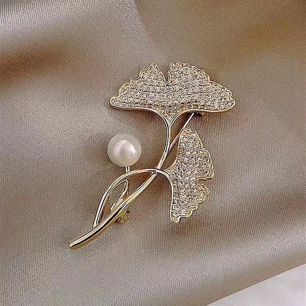 Fashion chest flower brooch