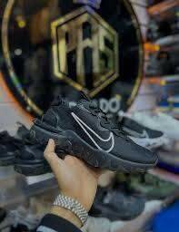 Nike React Vision noires.