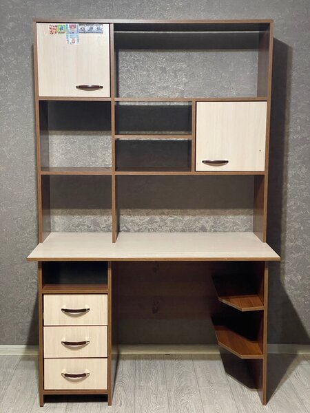 Крепкий детский стол с полками, сделанный в России