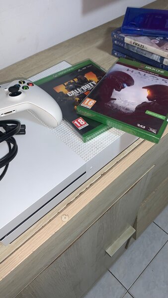 Xbox one s 1T +1manette +2jeux
