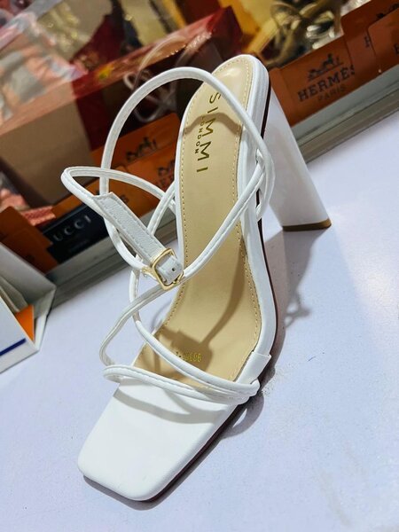 Sandales à talons dorées