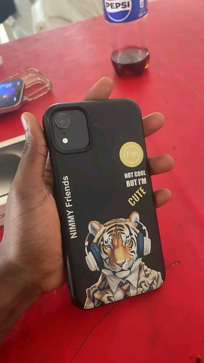 iPhone XR noir 64 Go