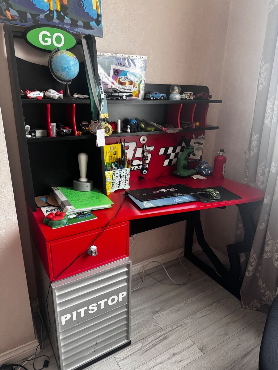 Кровать -машинка, стол