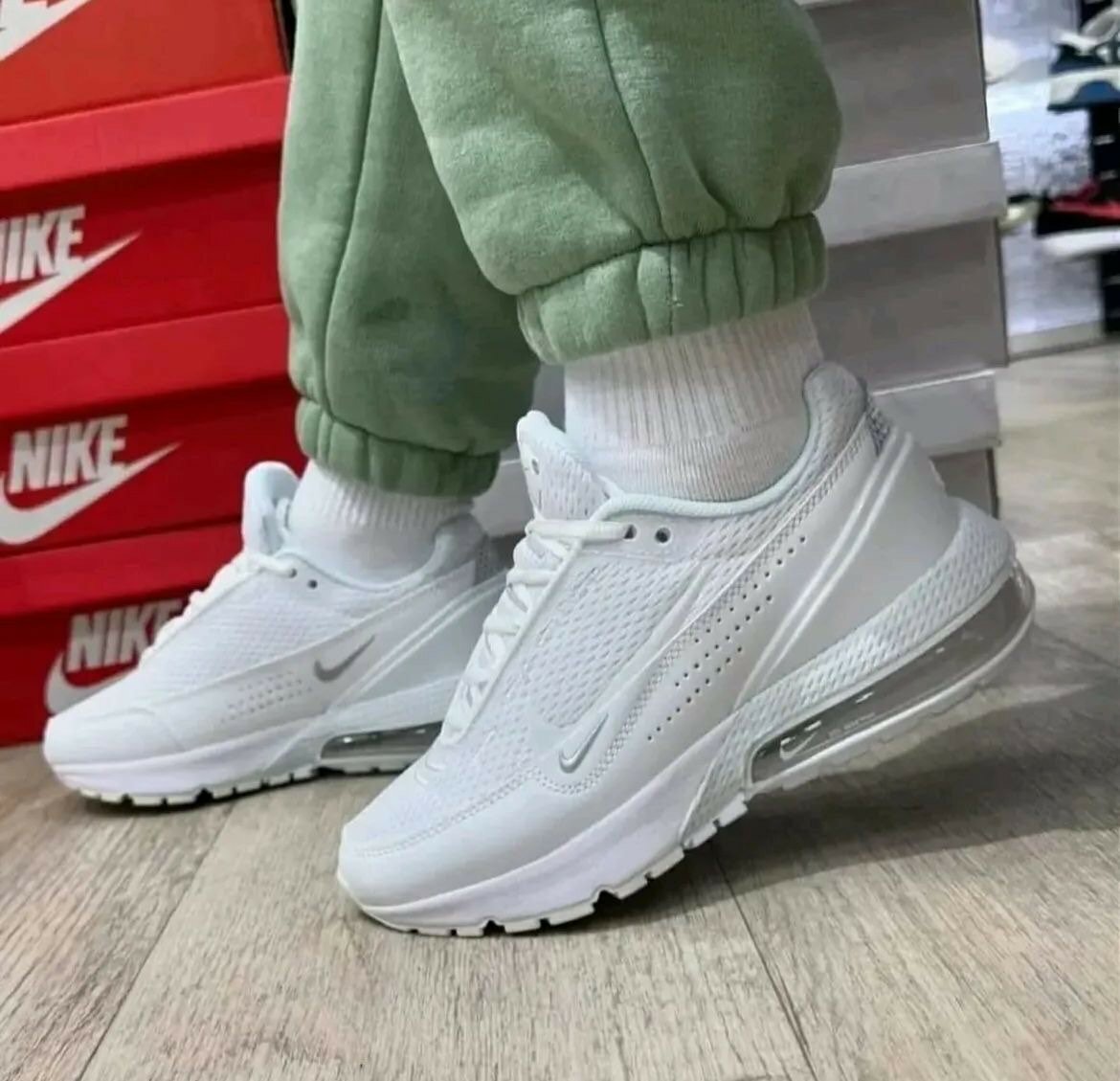 Nike Pulse white white Cons